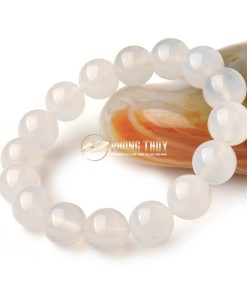 mệnh thủy đeo vòng đá màu trắng