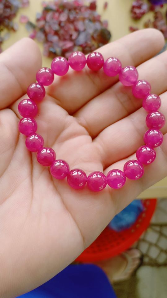 mệnh thổ đeo vòng đá màu gì